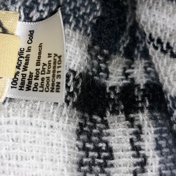 LIMITED TIME SALE: True Craft Black and White Blanket Scarf - Picture 3 of 4